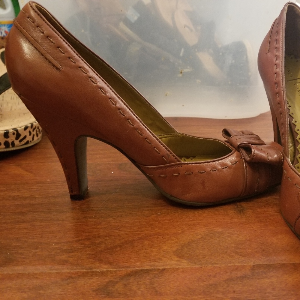 Vince V Camuto brown leather heels with bow